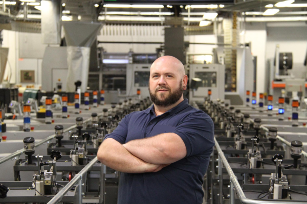 Das Foto zeigt einen Mitarbeiter der PPLtec GmbH